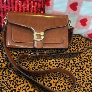 Travistar cross-body leather purse for women.